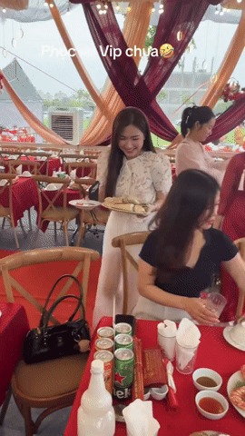 Hòa Minzy về nhà Nguyễn Văn Toàn ăn cưới còn xắn tay vào bếp bê cỗ: Phản ứng khi bị trêu “em dâu hụt” khiến ai cũng bất ngờ!