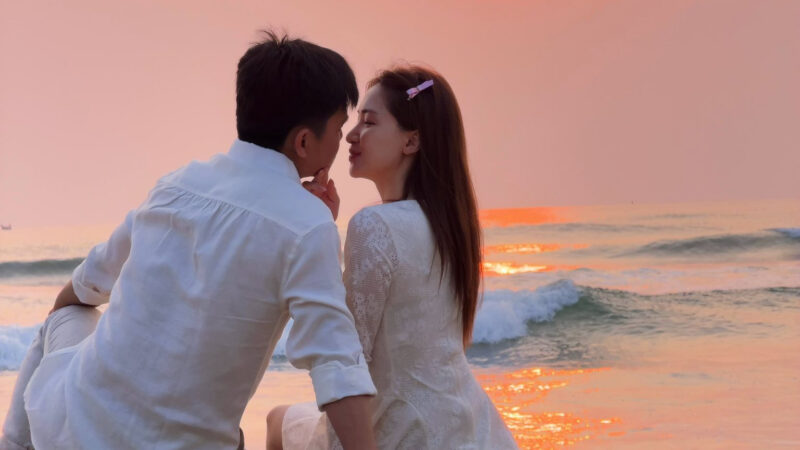 Hòa Minzy khoe hạnh phúc ngọt lịm bên Đại úy Thăng Văn Cương: Quấn quít sát rạt luôn, ai nhìn cùng đỏ mặt!