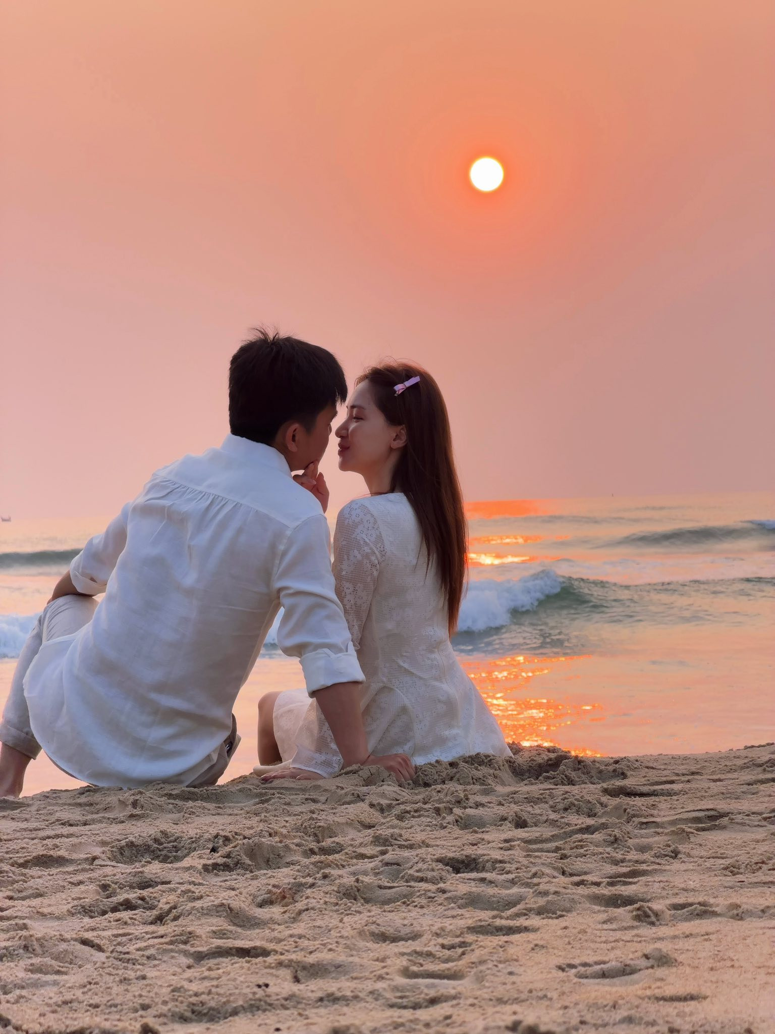 Hòa Minzy khoe hạnh phúc ngọt lịm bên Đại úy Thăng Văn Cương: Quấn quít sát rạt luôn, ai nhìn cùng đỏ mặt!