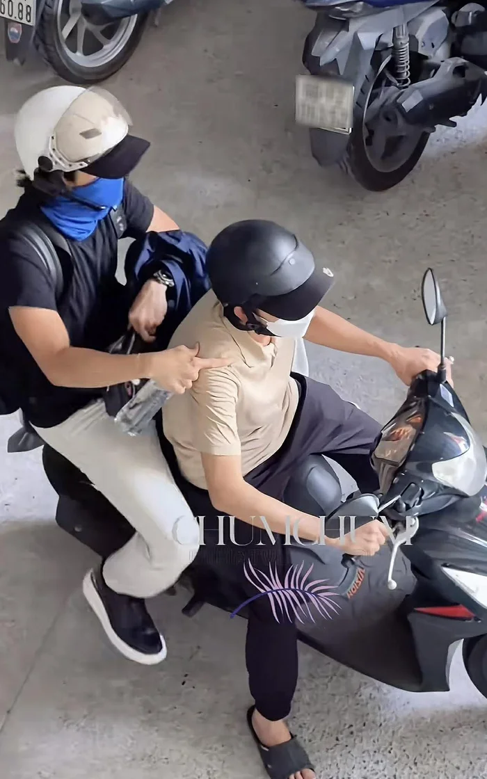 NS Hoài Linh gây ngỡ ngàng khi ‘ngụy trang’ kín mít, tự chạy xe máy đi sự kiện: Thời hoàng kim nay còn đâu?