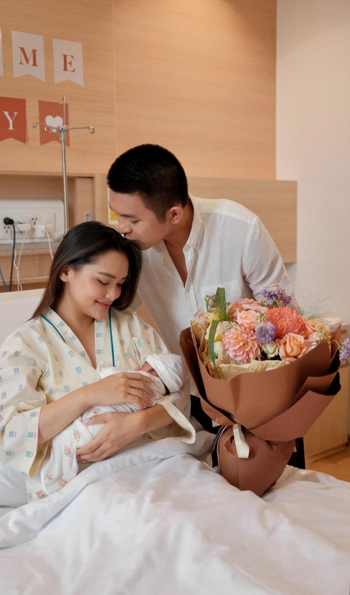 Richkid Linda Ngô chính thức đón con đầu lòng, chơi lớn chọn phòng sinh tổng thống, dịch vụ riêng cho em bé, chi phí khiến ai nghe cũng choáng váng!