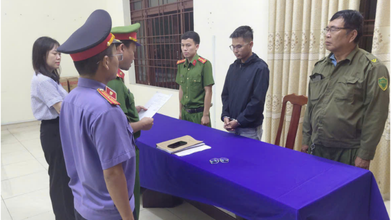 Thôi xong, khởi t:ố và b:ắt tạm giam tài xế vụ ch:á::y ô tô ở cây xăng khiến 2 thiếu niên t:u vo*g: Chuyến này đi xa rồi