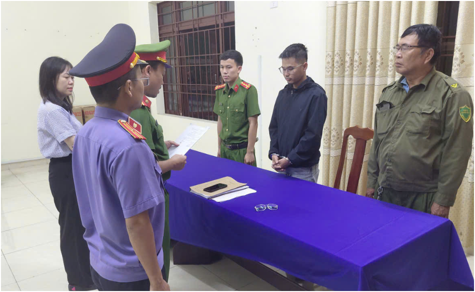 Thôi xong, khởi t:ố và b:ắt tạm giam tài xế vụ ch:á::y ô tô ở cây xăng khiến 2 thiếu niên t:u vo*g: Chuyến này đi xa rồi