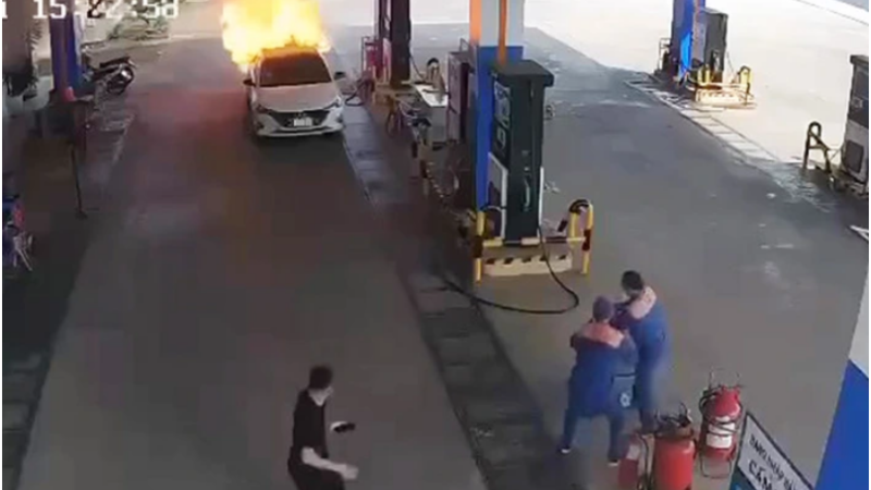 Nhiều người thắc mắc: “Sao 2 người ngồi sau xe không tự mở cửa xe, tài xế cũng không thể biện minh do hoảng loạn được”