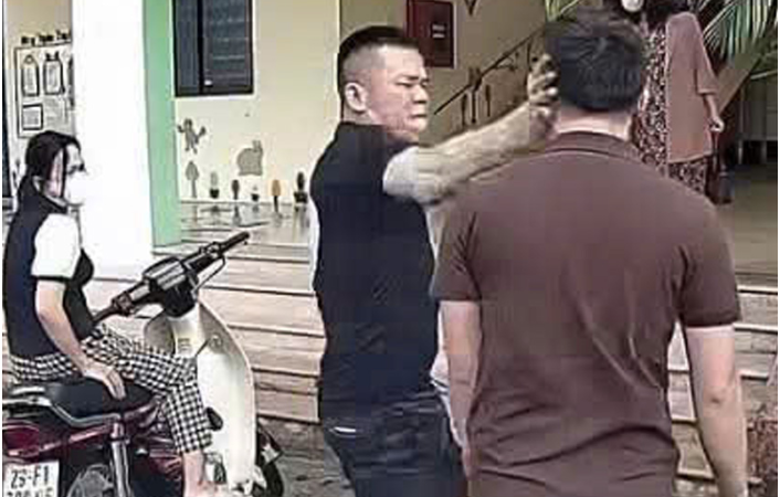 Vụ phụ huynh t:á:t tài xế giao thực phẩm tại sân trường mầm non: Đã biết sai, liên tục xin lỗi