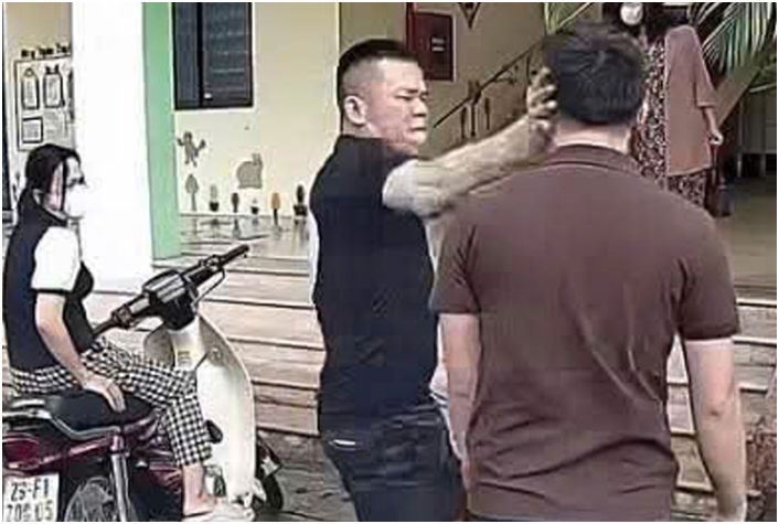 Vụ phụ huynh t:á:t tài xế giao thực phẩm tại sân trường mầm non: Đã biết sai, liên tục xin lỗi