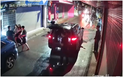 Thêm một vụ nhóm thanh niên nghi tr:êu ghẹ:o 2 cô gái không thành xong quay sang chặn xe h:ành h:ung trên đường: Bức xúc quá đi