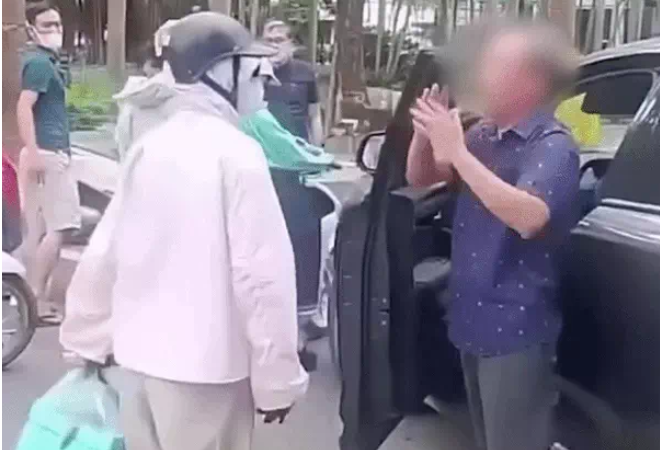 Không ngờ về độ tuổi của người phụ nữ chưởi bới, h:ành h:ung nam tài xế lớn tuổi: Nhỏ hơn chục tuổi mà dám đ:á::nh vào đ:ầu, quá m:ất dạ:y rồi