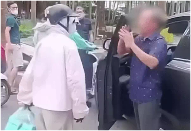 Không ngờ về độ tuổi của người phụ nữ chưởi bới, h:ành h:ung nam tài xế lớn tuổi: Nhỏ hơn chục tuổi mà dám đ:á::nh vào đ:ầu, quá m:ất dạ:y rồi