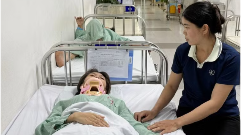 Vụ nữ sinh bị đ:á::nh hội đồng trong nhà vệ sinh: Nạ:n nh:ân có tiền sử ch::ấn thư:ơng nặng, đinh cố định còn chưa kịp lấy ra
