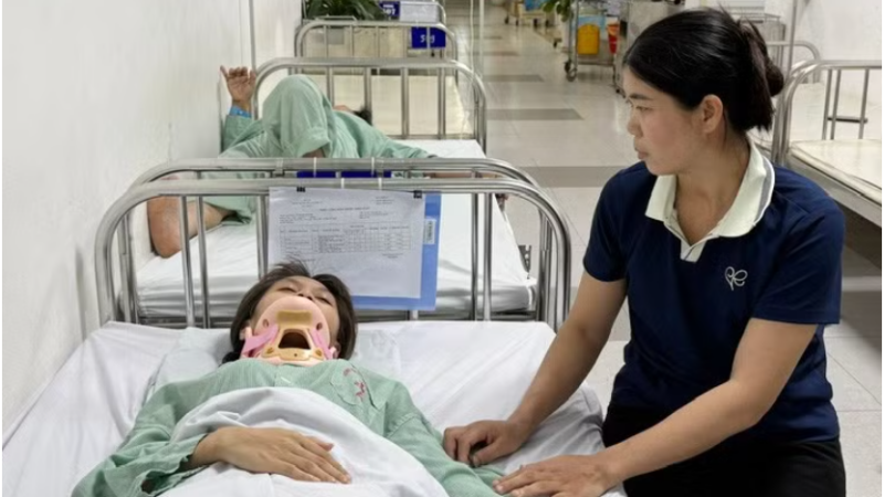 Mẹ cháu K nói rõ, nghe mà xót xa: “Mỗi bữa cháu chỉ ăn được vài miếng cháo hoặc uống chút sữa”