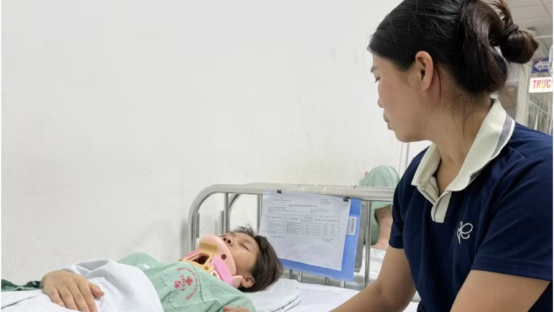 Đối tượng tham gia đ:á::nh hội đồng nữ sinh lớp 10 đưa ra lý do: Do bạn ấy đi học muộn, ảnh hưởng tới thi đua của lớp, nghe hết sức vô lý