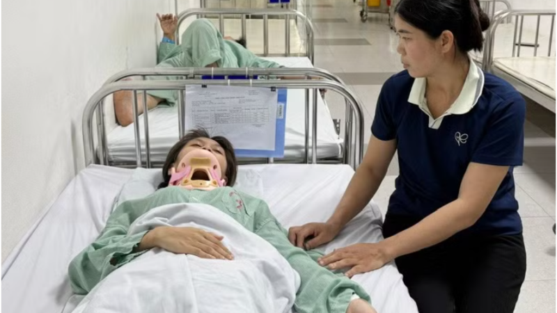 Đỉnh điểm của sự kh:ố::n nạ:n là đây: Khi cháu bị đ:á::nh hội đồng ng:ất x:ỉu, các đối tượng đã đưa em xuống phòng y tế và é:p phải nói với giáo viên là ngã cầu thang