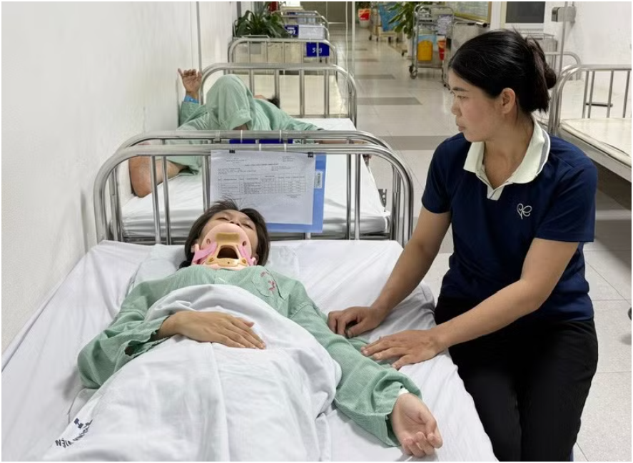 Đỉnh điểm của sự kh:ố::n nạ:n là đây: Khi cháu bị đ:á::nh hội đồng ng:ất x:ỉu, các đối tượng đã đưa em xuống phòng y tế và é:p phải nói với giáo viên là ngã cầu thang