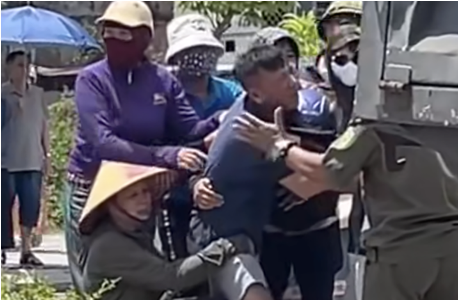 Bố mẹ khóc ngất bên nữ sinh t:uvo*g dưới gầm xe tải: Nghe thấy mà xé lòng, xót xa vô cùng