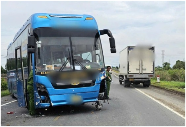 Xôn xao 1 vụ xe khách t::ô:ng liên hoàn 3 xe máy, 2 người t:uvo*ng: Đau xót quá