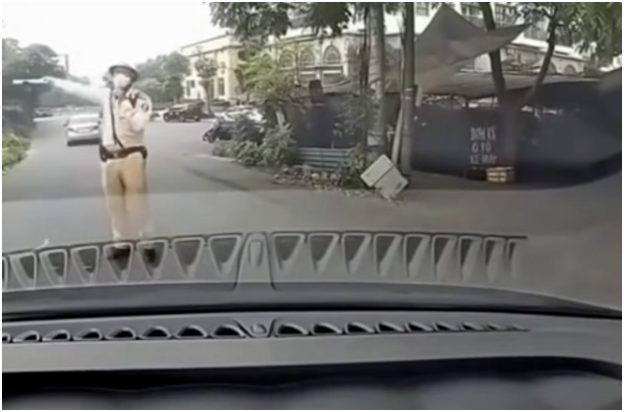 Người đàn ông tự xưng thầy dạy lái xe đi sai làn, bất ngờ khi hỏi CSGT: “Em có biết anh là ai không?”
