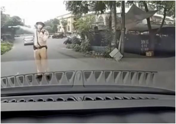 Rõ diễn biến mới vụ tóp tóp cơ vi ph:ạm luật giao thông còn hỏi CSGT ‘có biết anh là ai không’: Chịu thật đấy