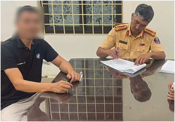 Vụ người đàn ông hỏi CSGT “biết anh là ai không”: Tài xế bị xử phạt, số tiền không ngờ đến luôn, chưa kể còn bị trừ điểm GPLX