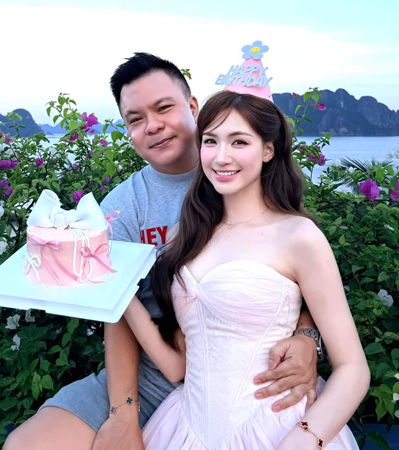 Bức ảnh chúc mừng sinh nhật Hòa Minzy đang gây xôn xao MXH: Nhìn độ thân mật trong khung hình, dân mạng chỉ biết cười trừ “không biết giải thích với nội ngoại 4 bên sao đây”