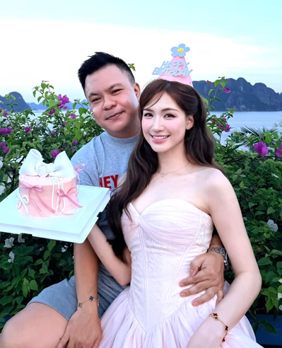 Bức ảnh chúc mừng sinh nhật Hòa Minzy đang gây xôn xao MXH: Nhìn độ thân mật trong khung hình, dân mạng chỉ biết cười trừ “không biết giải thích với nội ngoại 4 bên sao đây”