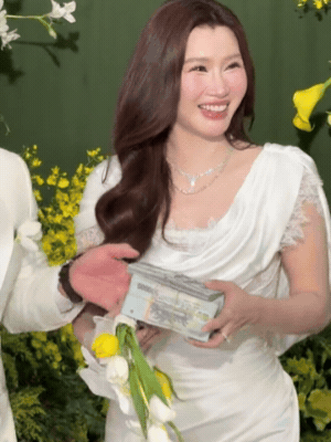 Akira Phan cưới vợ có 3 con riêng vẫn chơi lớn sính lễ kim cương “khủng”, dân mạng xôn xao: Cưới mẹ 3 con còn cỡ này, nếu cưới vợ ‘chưa bóc tem’ thì còn tới mức nào nữa?