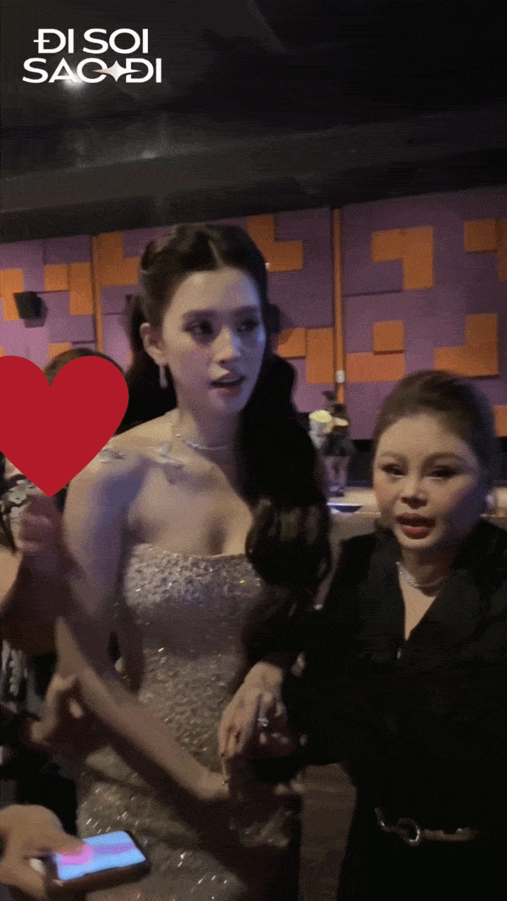 Lê Giang bất ngờ bị “mời” ra khỏi rạp khi đang chụp hình cùng Tiểu Vy: Biết rõ lý do phía sau mới thấy chị bị vậy cũng không oan