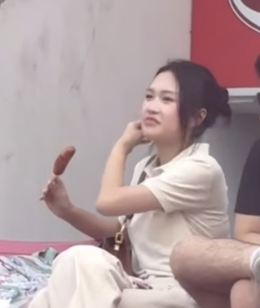 Doãn Hải My xuất hiện cổ vũ Đoàn Văn Hậu đấu Hải Phòng, dân mạng “soi không ra”: Visual vẫn xinh nhưng khác lạ khó tin!