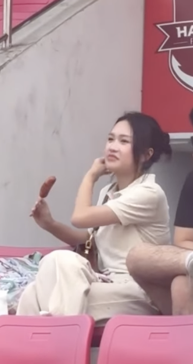 Doãn Hải My xuất hiện cổ vũ Đoàn Văn Hậu đấu Hải Phòng, dân mạng “soi không ra”: Visual vẫn xinh nhưng khác lạ khó tin!