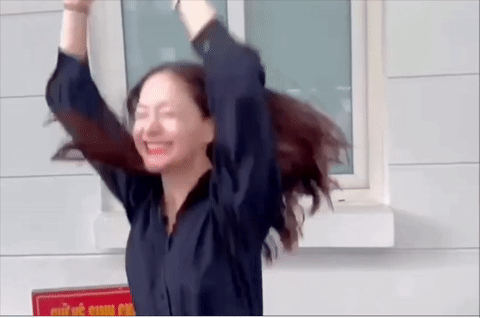 Lan Phương thắng kiện chồng Tây, hành động ngoài tòa sau đó gây tranh cãi dữ dội: “Chị làm lố thật sự luôn!”