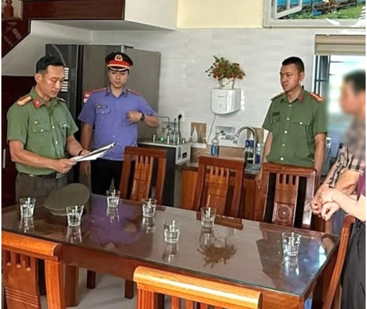 Một hiệu trưởng trường tiểu học ở Quảng Trị bị bắ:t t:ạm gia:m: Nghe đến tội danh còn s:ố/c ngang hơn nữa