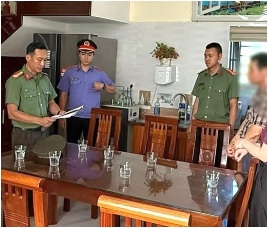 Một hiệu trưởng trường tiểu học ở Quảng Trị bị bắ:t t:ạm gia:m: Nghe đến tội danh còn s:ố/c ngang hơn nữa