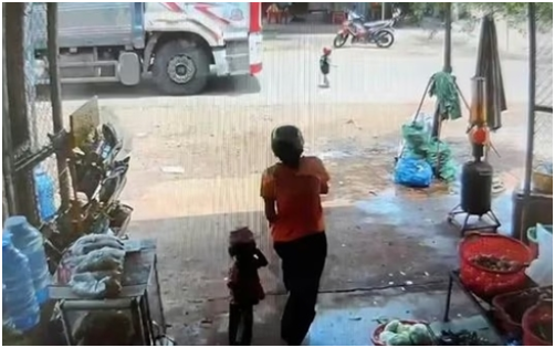 Thương tâm vụ bé 3 tuổi t:uvo*g dưới bánh xe tải: Nhìn mà đau lòng quá