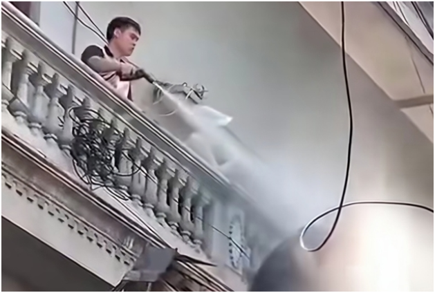 Rõ cái kết vụ xịt nước vào thợ xây ở Hà Nội: Không ngờ luôn, chủ nhà chắc chừa tới già