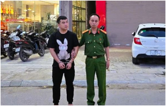 Rõ danh tính tài xế taxi đ:ấ::m đ::á túi bụi shipper giữa phố: Rõ nguồn cơn sự việc