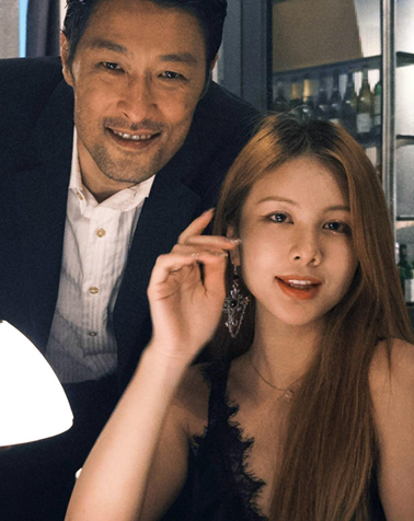 Tất tần tật về người yêu kém 24 tuổi của Johnny Trí Nguyễn: Nhan sắc cực phẩm khiến ai nhìn cũng mê mẩn, profile cũng không phải dạng vừa đâu