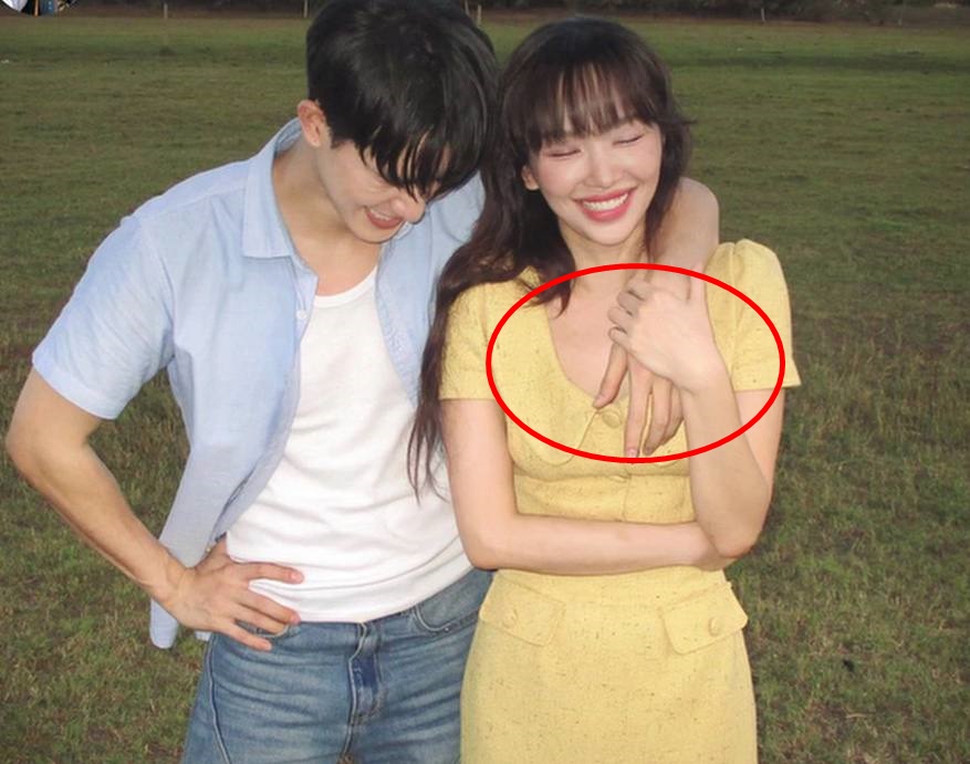 Trần Ngọc Vàng bị soi “bàn tay hư” khi chụp ảnh cùng Tóc Tiên: Thế này mà bảo chỉ là đồng nghiệp thì ai tin nổi?